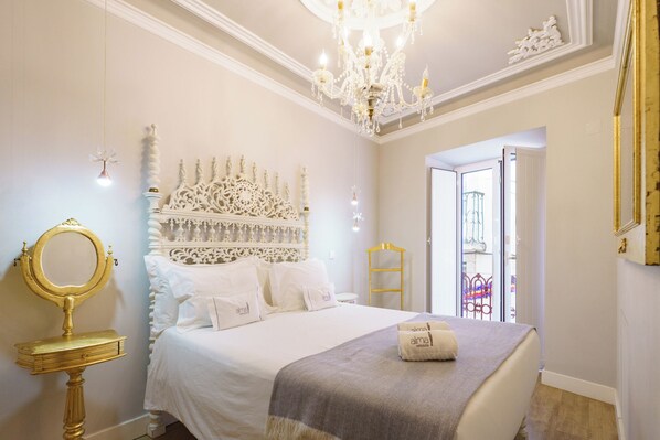 3 bedrooms, iron/ironing board, WiFi, bed sheets - River view Portuguese Soul with terrace in picturesque Alfama, sleeps 7 (Lisboa)