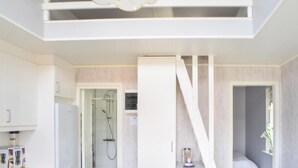 Un baño moderno con ducha, inodoro y lavabo.