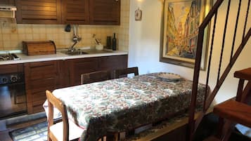 Fridge, oven, stovetop, coffee/tea maker