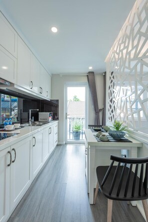 Fridge, microwave, stovetop, coffee/tea maker