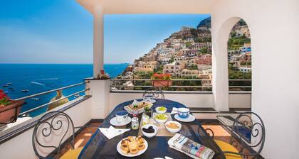 The Moon Positano, only 3 minutes walk to reach the main beach in Positano.