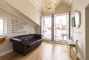 Smart TV - Stunning river view, Portuguese Soul Large Terrace in Alfama, sleeps 12 (Lisboa)