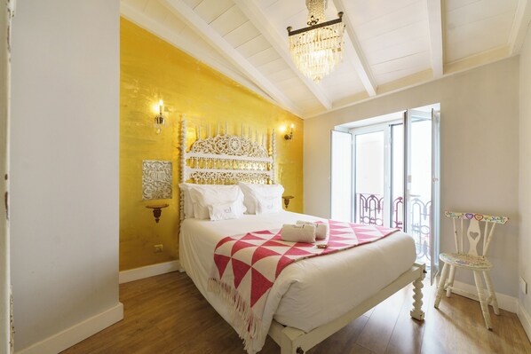 6 bedrooms, iron/ironing board, WiFi, bed sheets