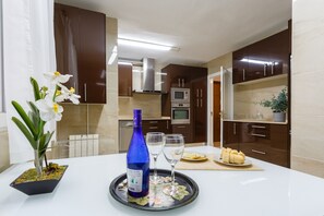 Een koelkast, een magnetron, een oven, een vaatwasser