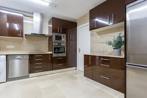 Een koelkast, een magnetron, een oven, een vaatwasser