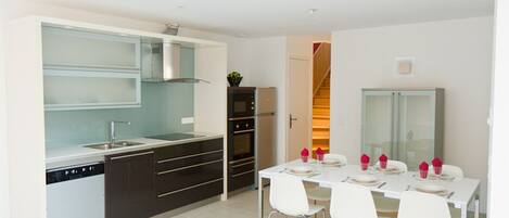 Réfrigérateur, four à micro-ondes, un four, surface de cuisson