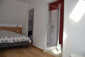 3 quartos, ferros/tábuas de passar roupa, berço de viagem