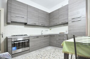 Fridge, oven, stovetop, cookware/dishes/utensils