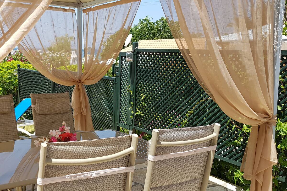 Superior House (Gorgona) | In-room safe, iron/ironing board, individually decorated, bed sheets