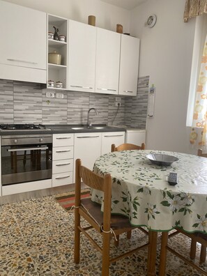 Frigorifero, piano cottura, pentole/stoviglie/utensili