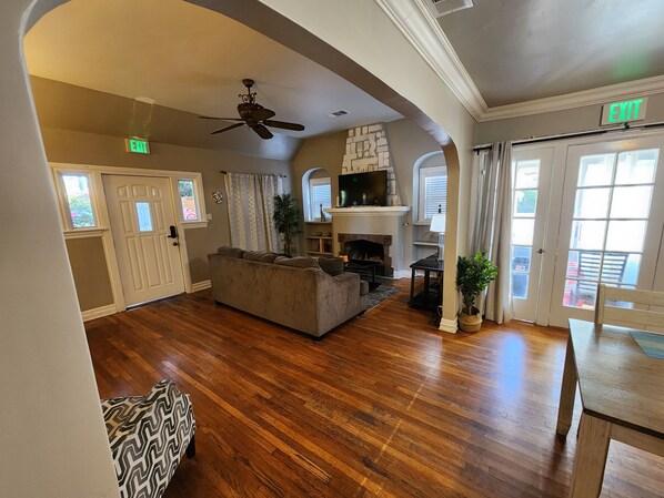 TV - Cutie 3 bedrooms central to everywhere ! (Los Angeles)