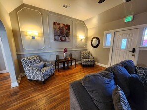 TV - Cutie 3 bedrooms central to everywhere ! (Los Angeles)