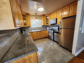 Fridge, microwave, oven, stovetop - Cutie 3 bedrooms central to everywhere ! (Los Angeles)