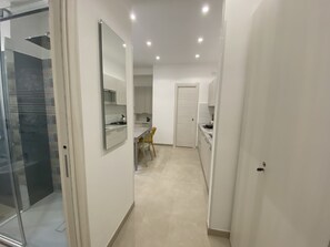 Geladeira, micro-ondas, cooktop, lava-louças