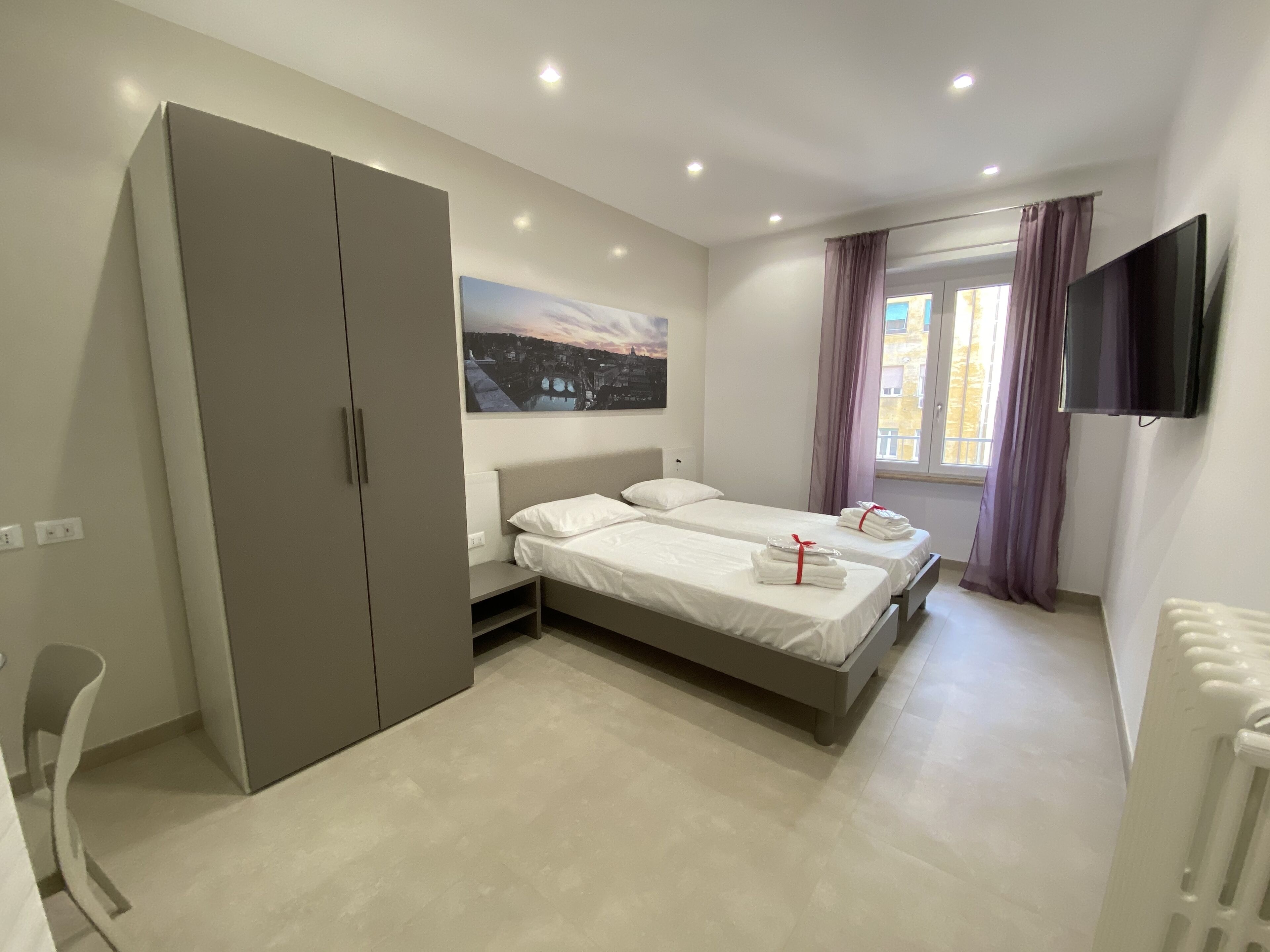 2 多间卧室、办公桌、熨斗/熨衣板、旅行婴儿床