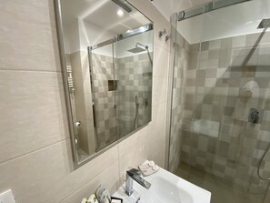 Shower, hair dryer, bidet, towels