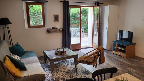 Un salon avec un canapé, une table basse et un meuble pour la télévision.