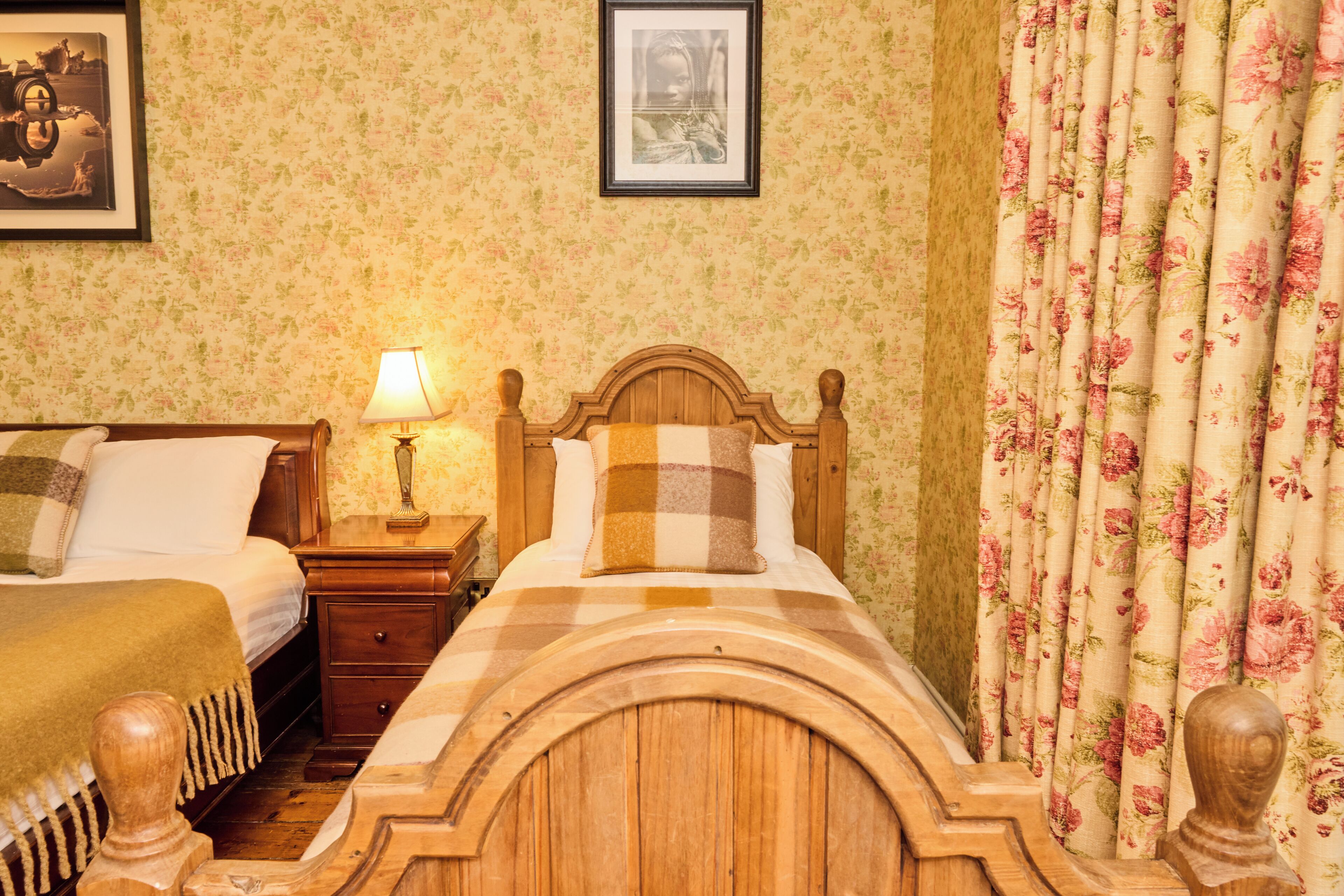 각각 다른 스타일의 인테리어, 각각 다르게 가구 비치, 노트북 작업 공간, 다리미/다리미판