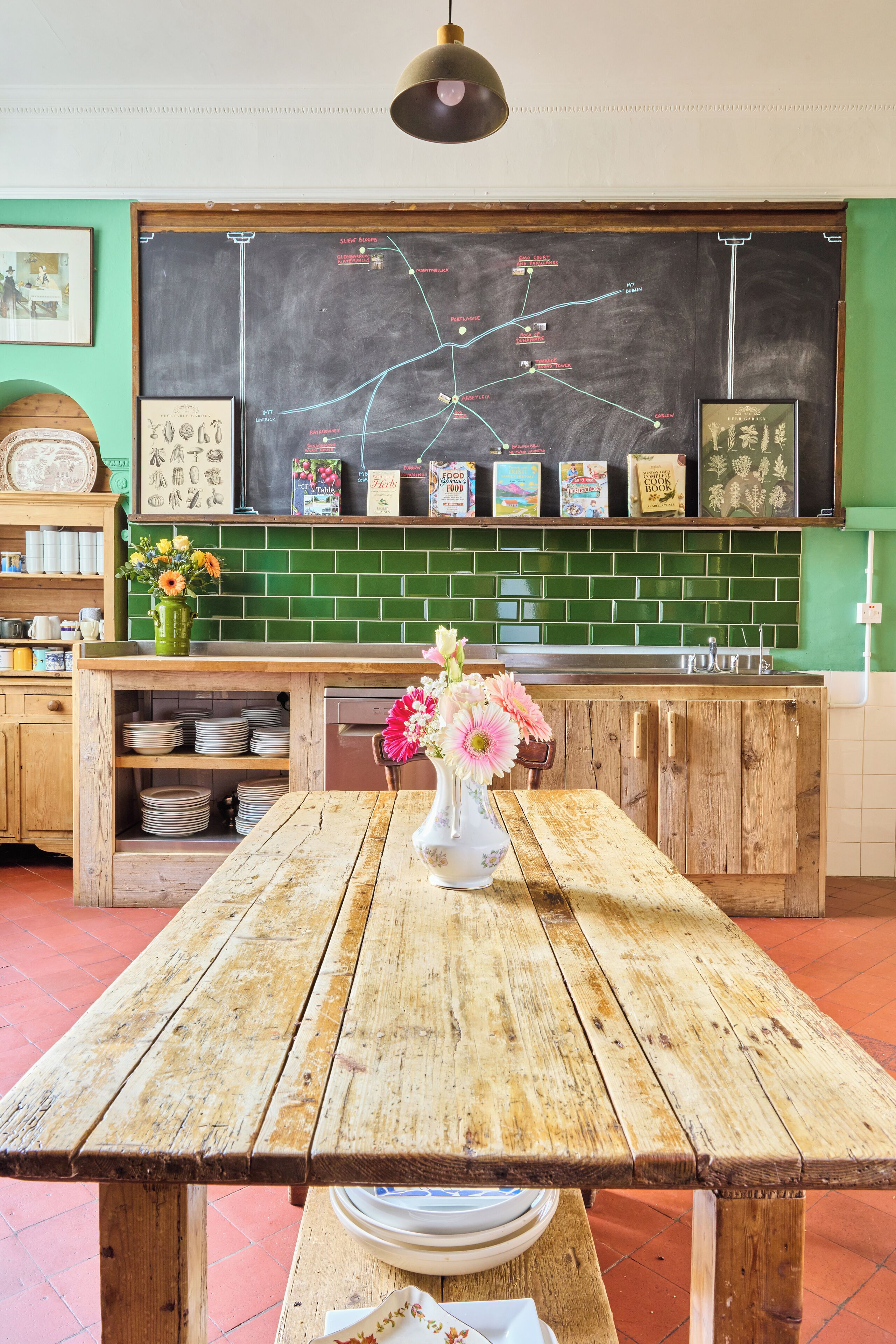 Full-sized fridge, microwave, oven, stovetop