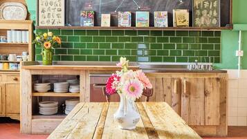 Full-sized fridge, microwave, oven, stovetop