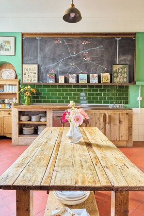 Grand réfrigérateur, micro-ondes, four, plaque de cuisson