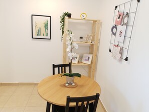 Classic Studio | In-room dining - AirTLV Ben Hasher Apartments (Tel Aviv)