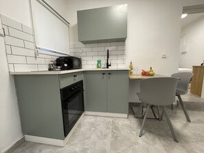 頂級開放式客房 | 起居區 | 42-吋平面電視、數位頻道、電視、Netflix