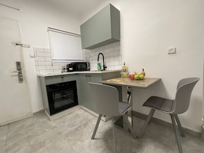 Grand Studio | Private kitchen | Full-size fridge, microwave, stovetop, espresso maker
