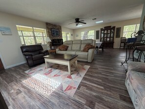Smart TV, fireplace - Stilt home close to MacRaes, city dock, Wild Life Park. (Homosassa)