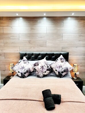 5 soverom, memory foam-senger, blendingsgardiner og wi-fi (inkludert)