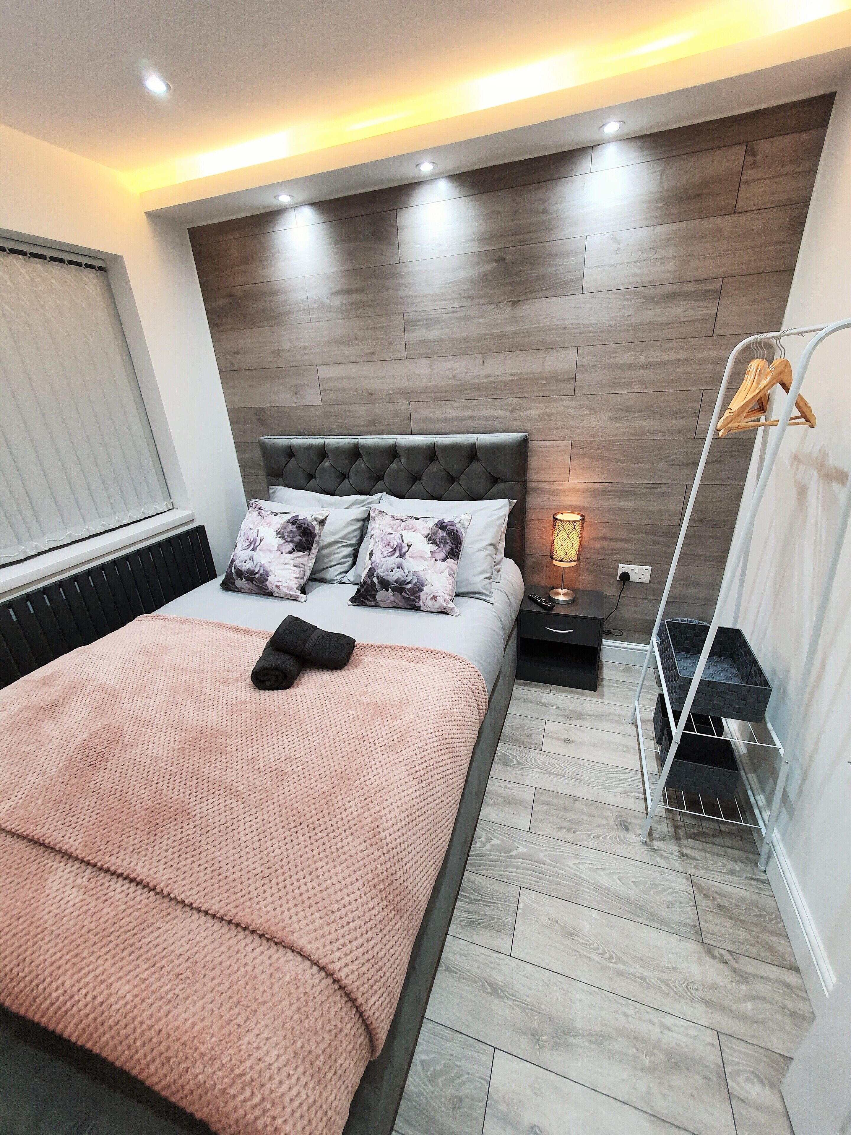 Rom – basic | 5 soverom, memory foam-senger, blendingsgardiner og wi-fi (inkludert)