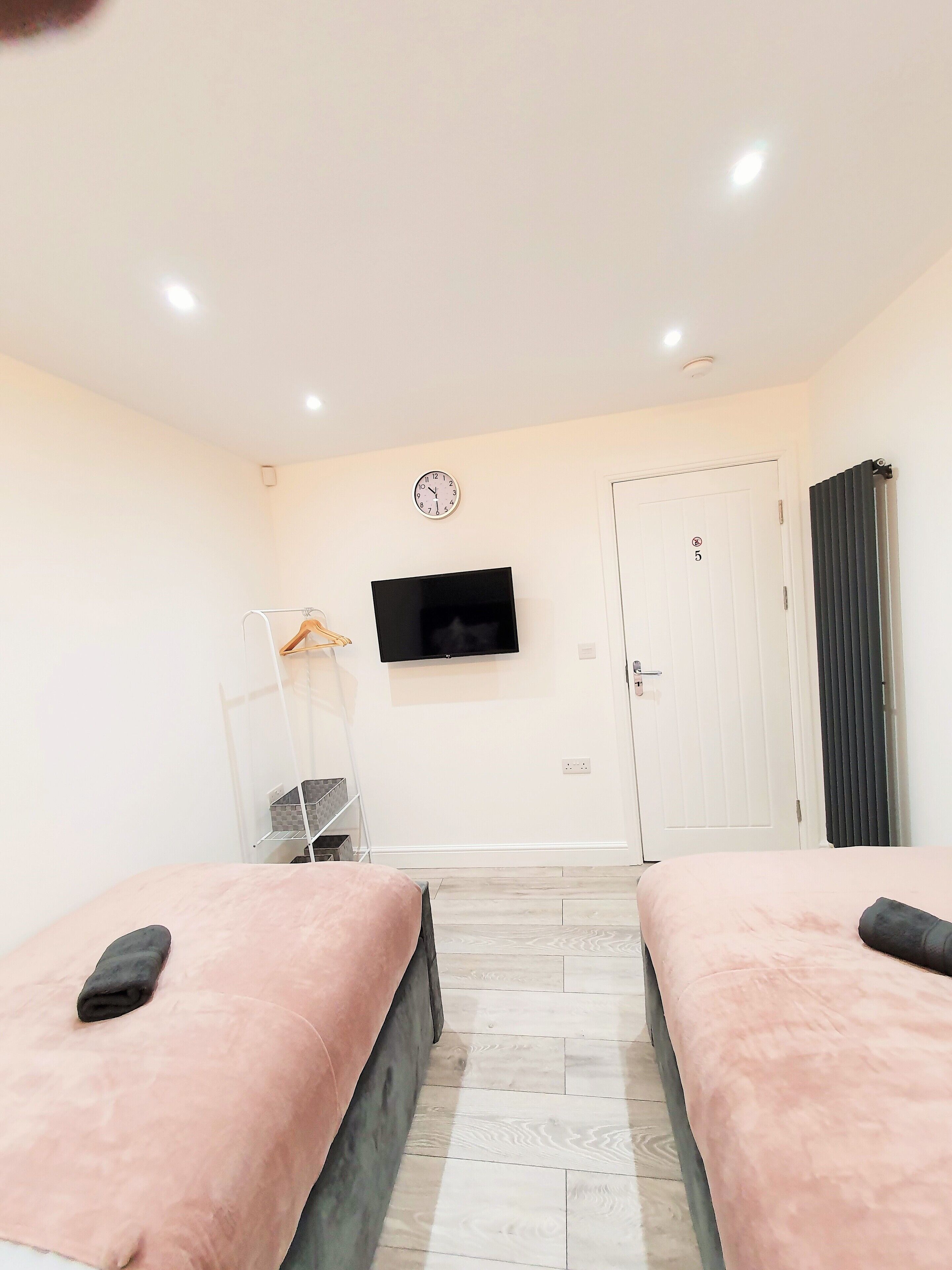 Rom – basic | 5 soverom, memory foam-senger, blendingsgardiner og wi-fi (inkludert)