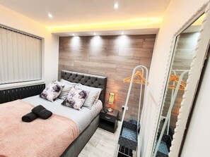 5 bedrooms, memory foam beds, blackout drapes, free WiFi - Luxurious 5 Bedroom House Central BHX (Birmingham)