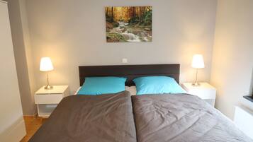 2 bedrooms, travel crib, free WiFi, bed sheets