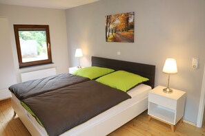 2 bedrooms, travel cot, free WiFi, bed sheets - Vacation home with farmhouse flair (Simmerath)