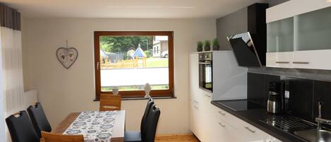 ثلاجة، فرن، موقد طهي مسطح، غسالة أطباق