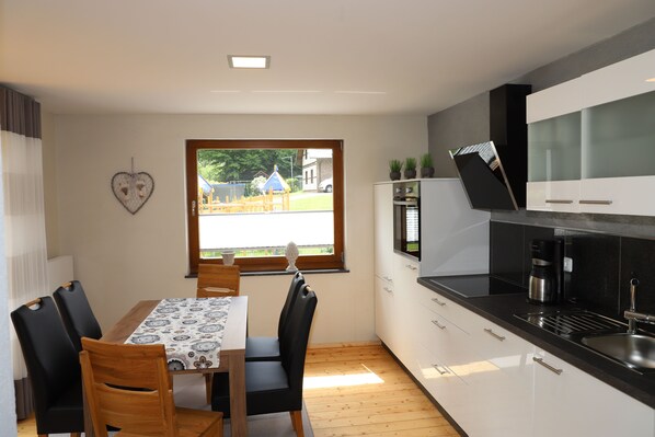 Fridge, oven, stovetop, dishwasher - Vacation home with farmhouse flair (Simmerath)