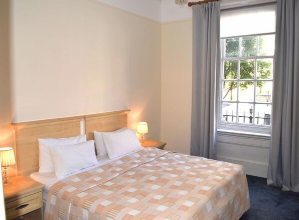 2 habitaciones, tabla de planchar con plancha, wifi y ropa de cama 