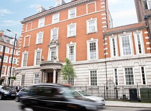 Exterior - Luxury Serviced Apartment with Daily Room Clean, Staffed Reception, Kind Size Be (London)