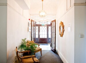 Interior - Luxury Serviced Apartment with Daily Room Clean, Staffed Reception, Kind Size Be (London)