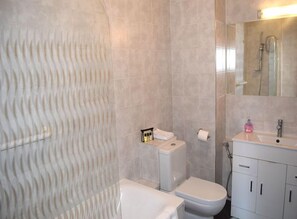 Ducha, secador de pelo y toallas