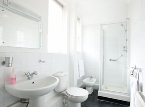 Een douche, een haardroger, handdoeken
