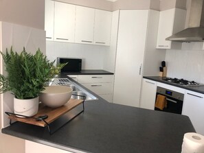 Fridge, microwave, oven, stovetop - Modern Townhouse close to CBD (Bendigo)