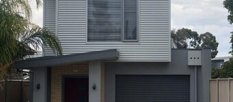 Modern Townhouse close to CBD