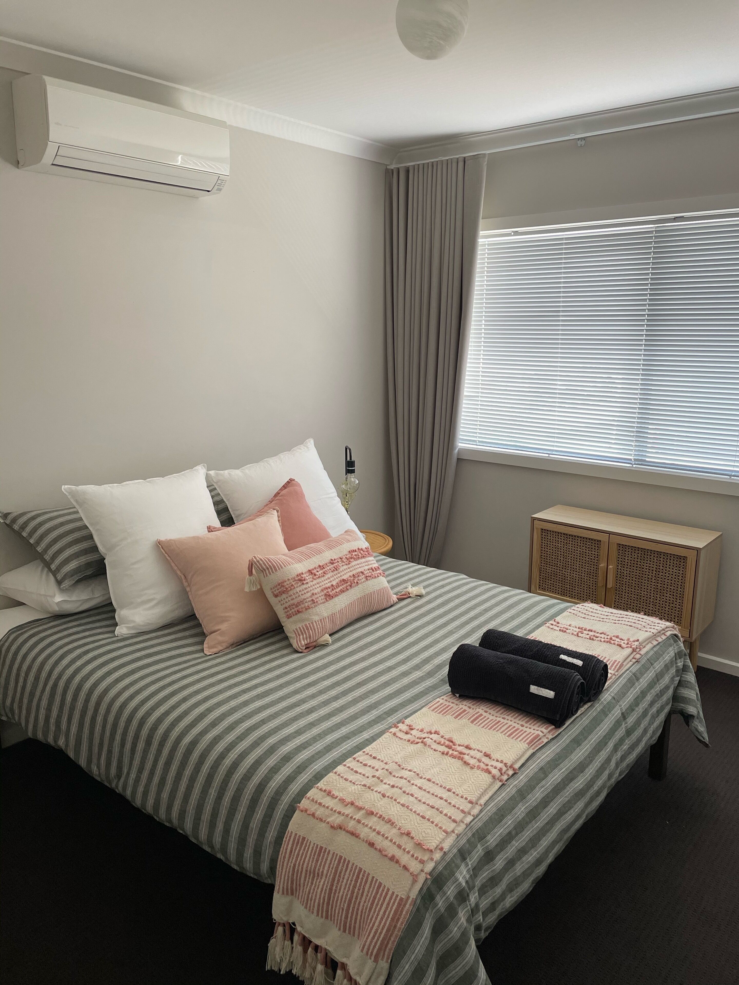 3 bedrooms, desk, iron/ironing board, travel crib