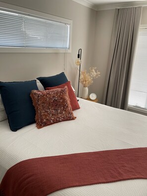 3 habitaciones, escritorio y tabla de planchar con plancha 