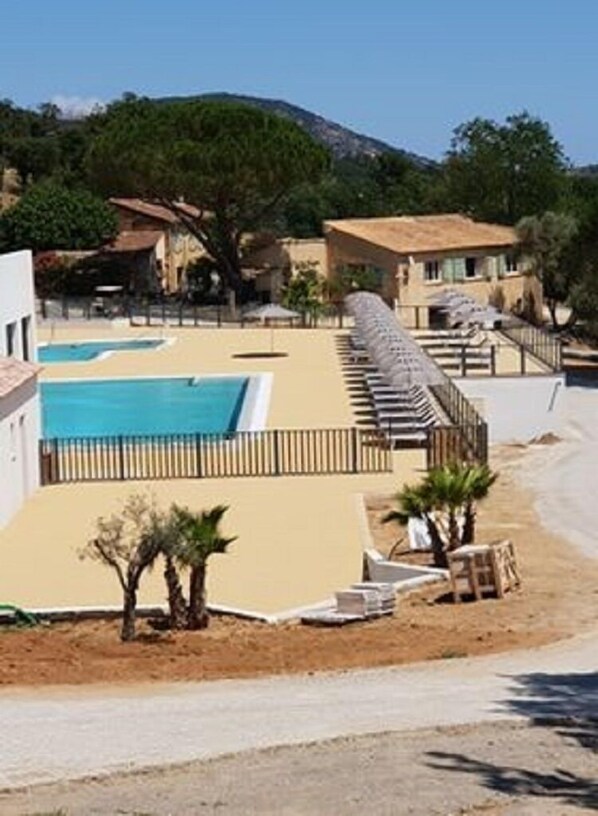 Una piscina al aire libre, una piscina climatizada
