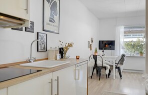 Fridge, stovetop, coffee/tea maker - Beautiful apartment in Nexø (Nexø)