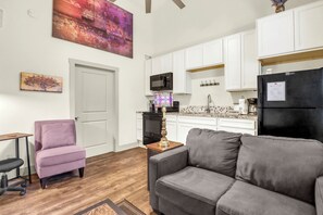 Un appartement moderne comprenant un salon, une kitchenette et un coin repas.