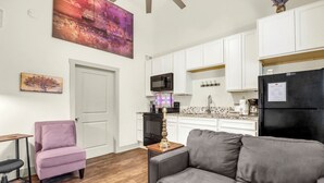 Un appartement moderne comprenant un salon, une kitchenette et un coin repas.